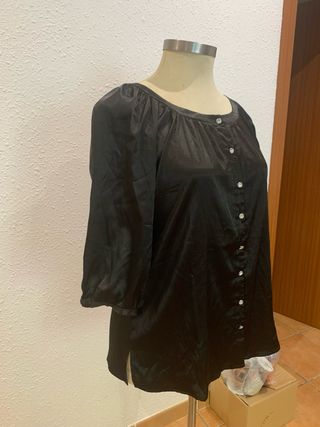 Blusa negra de raso
