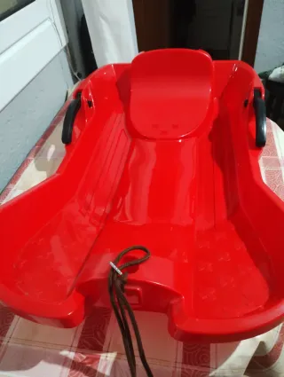 Trineo rojo para nieve