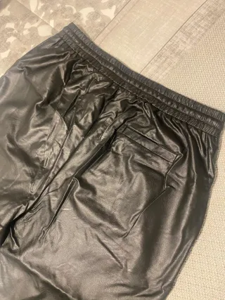 Pantalón polipiel negro