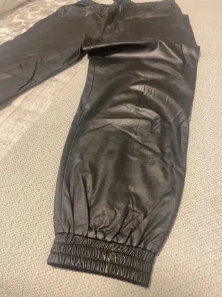 Pantalón polipiel negro
