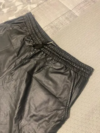Pantalón polipiel negro
