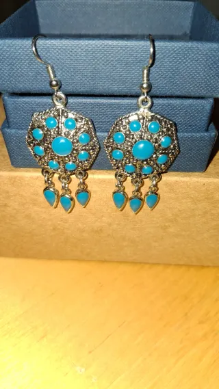 Pendientes plateados con piedras azules