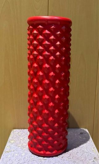 Rulo de descarga rojo con púas