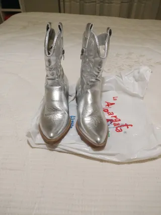Botas plateadas estilo cowboy