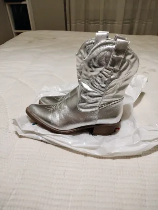 Botas plateadas estilo cowboy