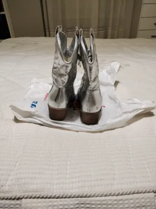 Botas plateadas estilo cowboy