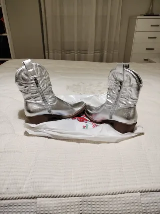 Botas plateadas estilo cowboy