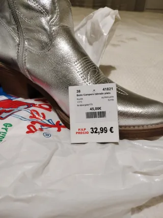 Botas plateadas estilo cowboy