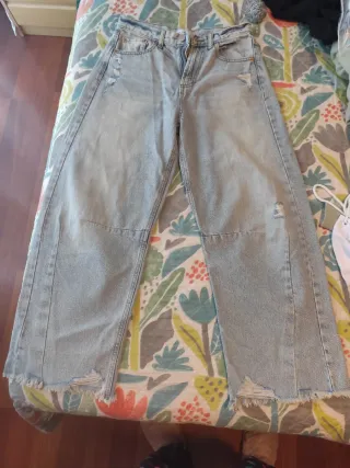 Vaqueros anchos desgastados
