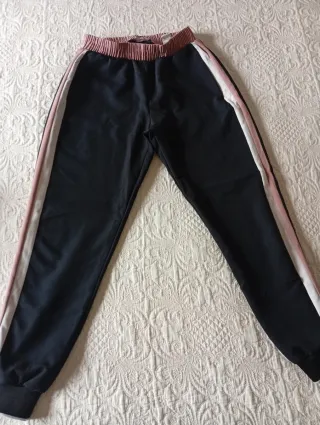 Pantalón deportivo Zara negro y rosa,