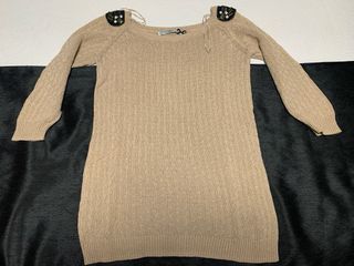 Jersey beige con hombros adornados