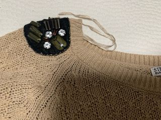 Jersey beige con hombros adornados