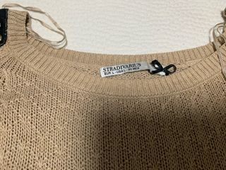 Jersey beige con hombros adornados