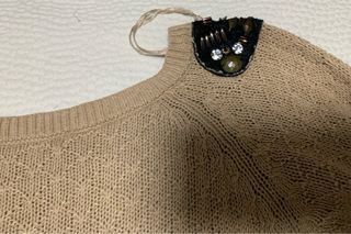 Jersey beige con hombros adornados