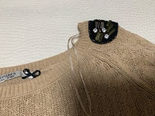 Jersey beige con hombros adornados