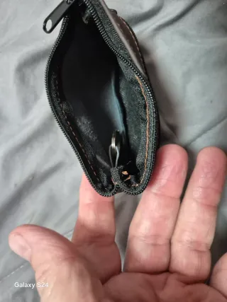 Monedero de piel negro y marrón