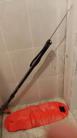 Fusil de pesca submarina y boya