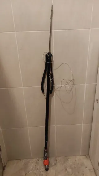 Fusil de pesca submarina y boya