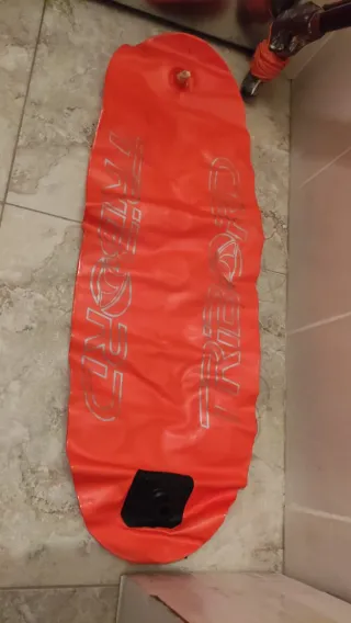 Fusil de pesca submarina y boya