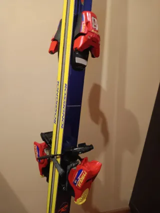 Esquís Rossignol con fijaciones Tyro