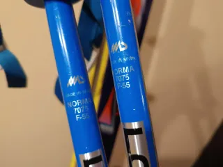 Esquís Rossignol con fijaciones Tyro