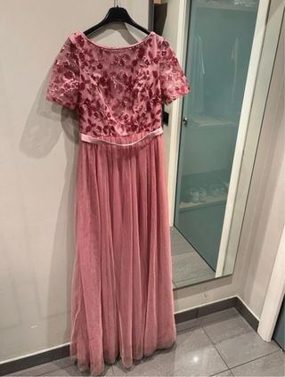 Vestido rosa largo con bordado floral