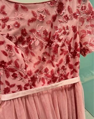 Vestido rosa largo con bordado floral