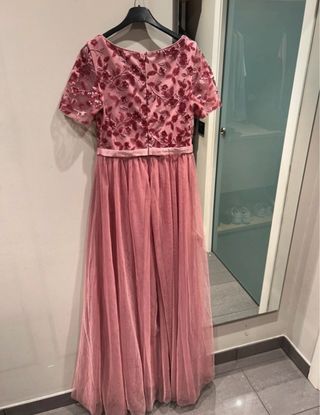 Vestido rosa largo con bordado floral