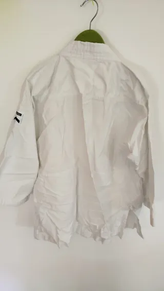 3 kimonos, 2 pantalones y 3 cinturones talla 130cm