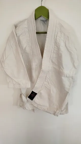 3 kimonos, 2 pantalones y 3 cinturones talla 130cm