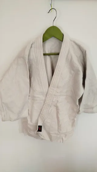 3 kimonos, 2 pantalones y 3 cinturones talla 130cm