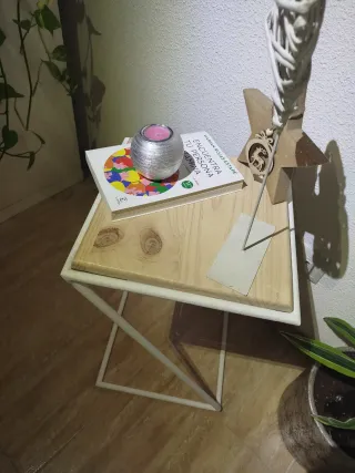 Mesa auxiliar moderna metal y madera artesanal