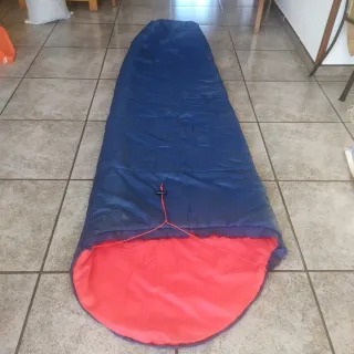 Saco de dormir azul y rojo