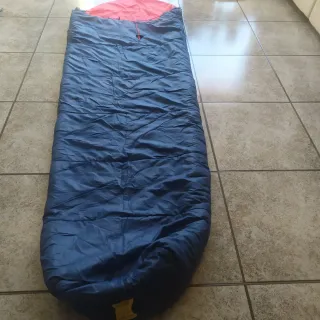 Saco de dormir azul y rojo