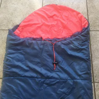Saco de dormir azul y rojo