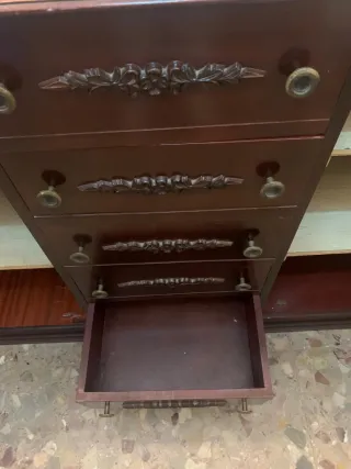 Aparador de madera con detalles dorados