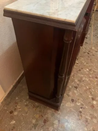 Aparador de madera con detalles dorados