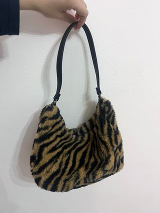 Bolso peluche Stradivarius estampado cebra