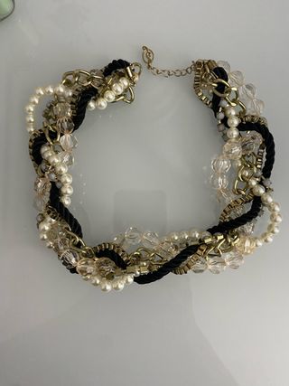 Collar bisutería negro, perlas y dorado