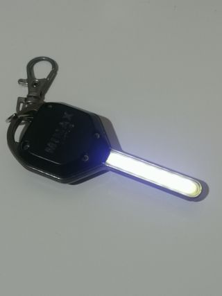 Llavero con luz LED tipo llave