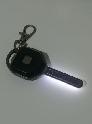 Llavero con luz LED tipo llave