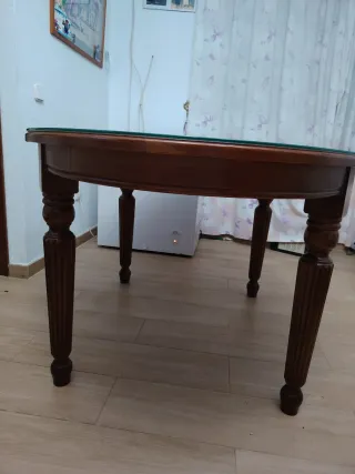 Mesa ovalada madera con cristal.