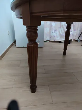 Mesa ovalada madera con cristal.