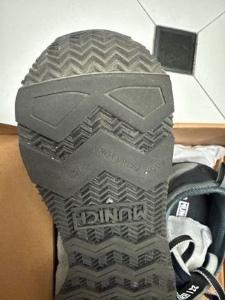 Zapatillas Munich grises y blancas