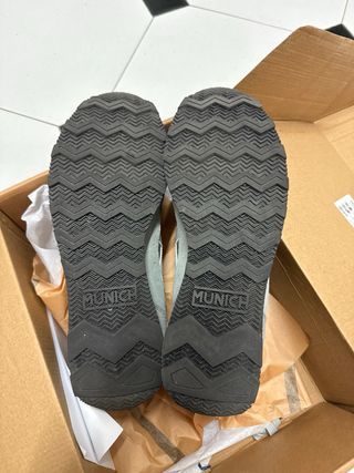 Zapatillas Munich grises y blancas