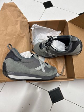 Zapatillas Munich grises y blancas