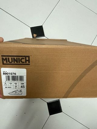 Zapatillas Munich grises y blancas