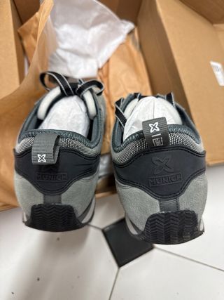 Zapatillas Munich grises y blancas