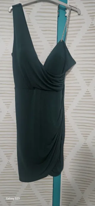 Vestido verde con tirante joya