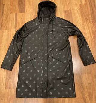 Impermeable negro con topos grises